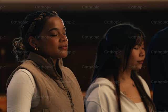 Young people praying in a Multicultural Encounter - Catholic stock images - Photo by Almures Studio
