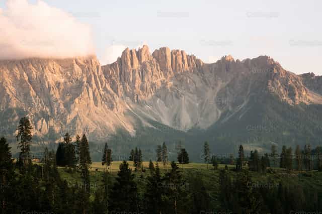 Hapon sa mga bundok ng Dolomitas - Mga Catholic stock image - Larawan ni Santiago de la Hoz