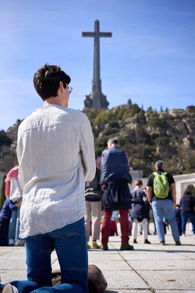 Oración en el valle - Banco de imágenes católicas - Fotografía por Iván W. Jaques
