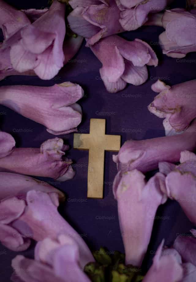 Krus at mga bulaklak - Mga Catholic stock image - Larawan ni Carolina BR