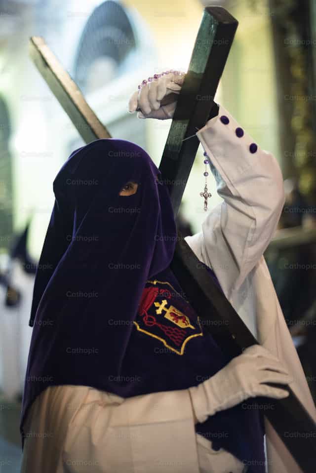 Nazareno durante procesión Viernes Santo - Banco de imágenes católicas - Fotografía por Álvaro García