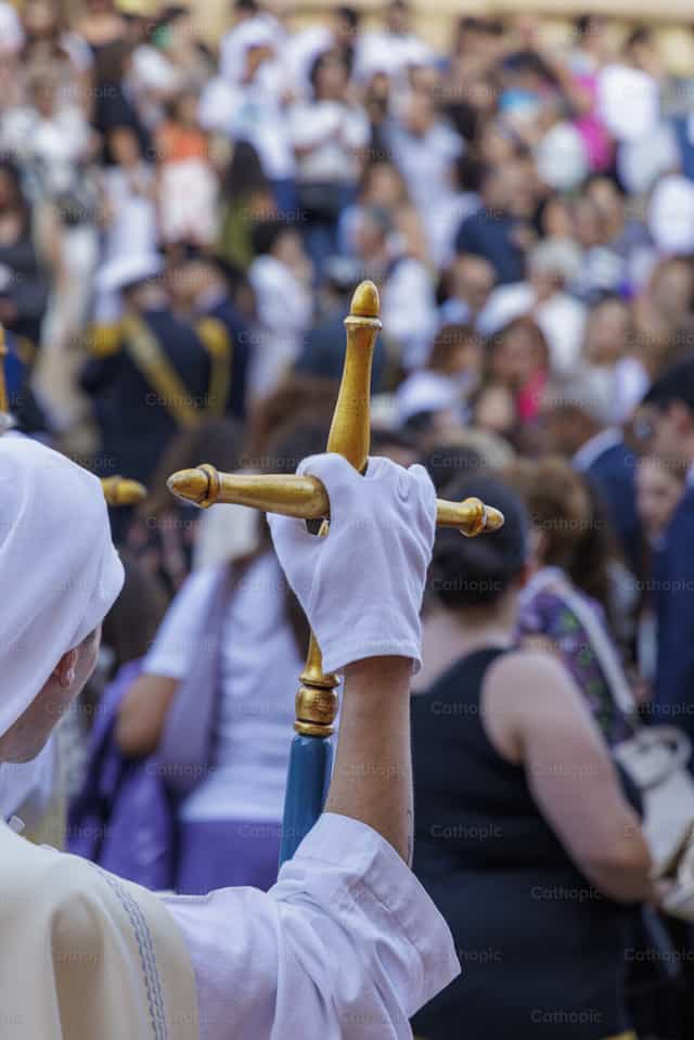 Peregrino con una cruz durante la Feste di Madonna - Banco de imágenes católicas - Fotografía por Paul Van Buekenhout