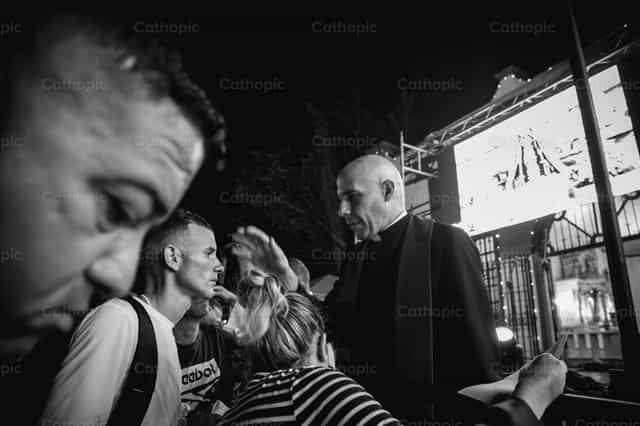 Young priest blessing - Catholic stock images - Photo by Yandry Fernández Perdomo