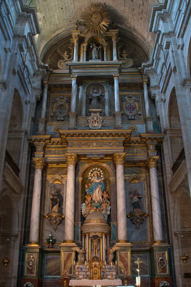 Autel de l’église San Francesco à Santiago - Images catholiques de stock