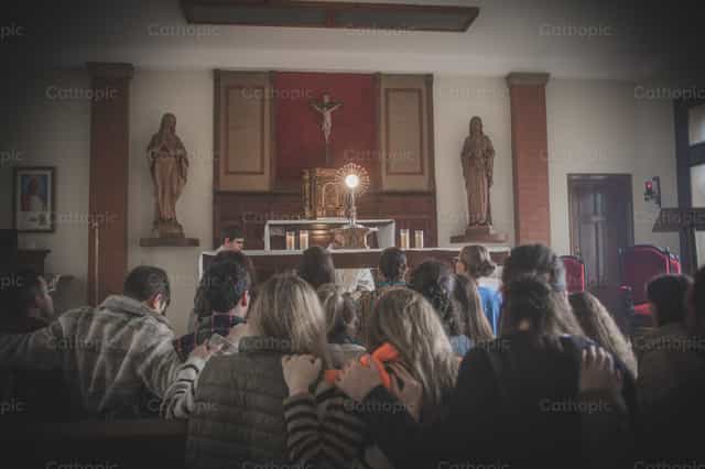 Jonge christenen bidden en prijzen God - Katholieke stockfoto's - Foto door Yandry Fernández Perdomo