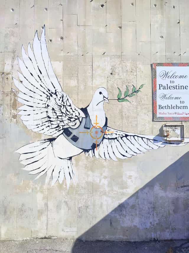 Paz. Banksy en Palestina - Banco de imágenes católicas - Fotografía por Marius Jocys