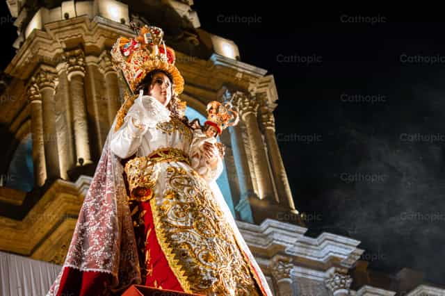 Virgen de Chapi en la Plaza de Armas - Banco de imágenes católicas - Fotografía por Jorge Luis Acasiete Conza