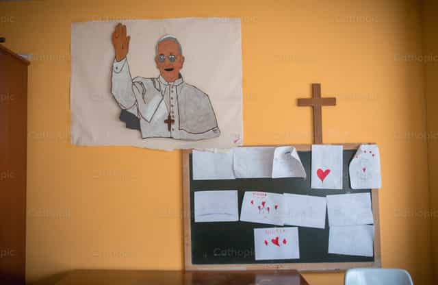 Drawing of Pope Francis in a school classroom - Catholic stock images - Photo by Yandry Fernández Perdomo