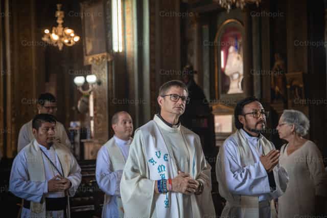 Sacerdotes em procissão em direção ao altar - Imagens católicas de stock