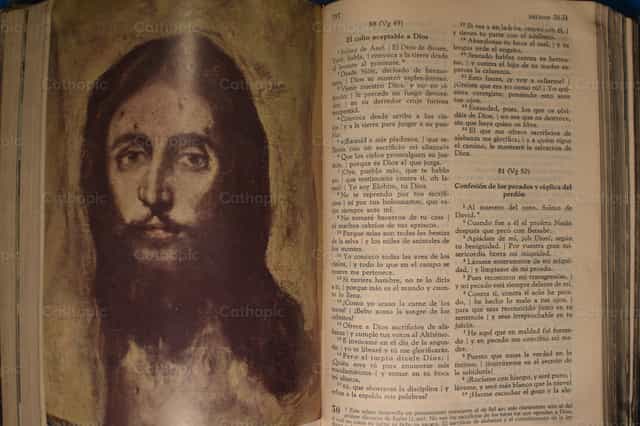 Uma página de uma Bíblia espanhola - Imagens católicas de stock - Foto de Luisa Oswalt
