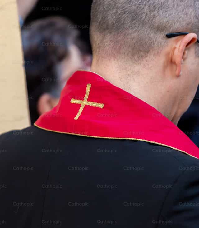 Sacerdote con estola roja - Banco de imágenes católicas - Fotografía por Antonio Gravante