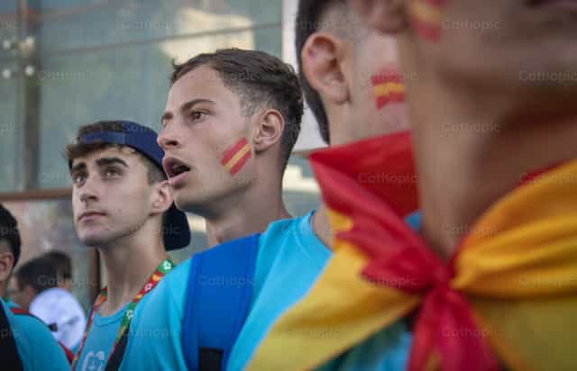 Young Spanish Catholics - Catholic stock images - Photo by Yandry Fernández Perdomo
