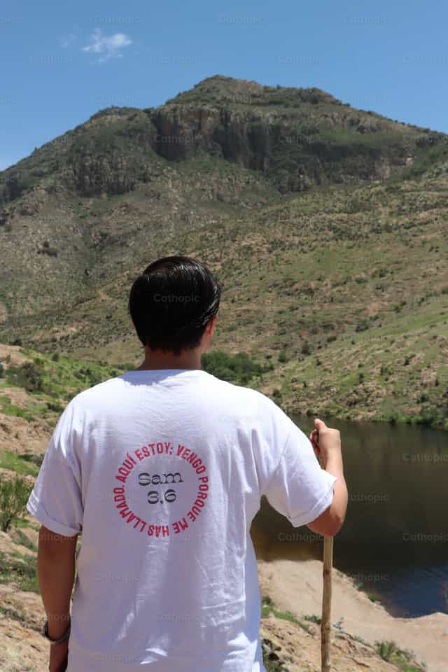 Joven contemplando la naturaleza - Banco de imágenes católicas - Fotografía por Saul Ibarra