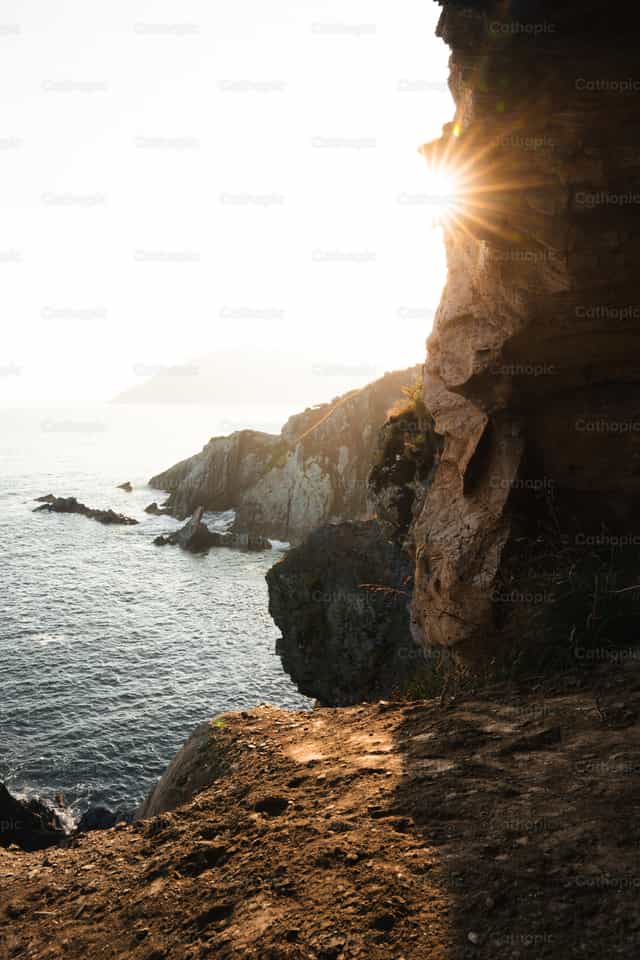 Puesta de sol en la isla de Deva - Banco de imágenes católicas - Fotografía por Santiago de la Hoz