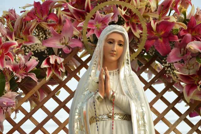 Nuestra Señora de Fátima con flores - Banco de imágenes católicas - Fotografía por Jose Conejo Saenz