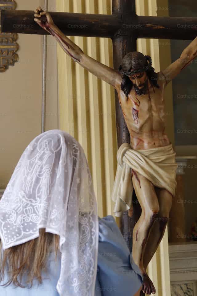 Ai piedi della croce - Immagini stock cattoliche