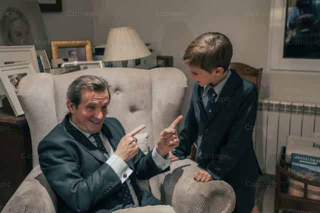 Vader en zoon die samenwonen - Katholieke stockfoto's - Foto door Almures Studio