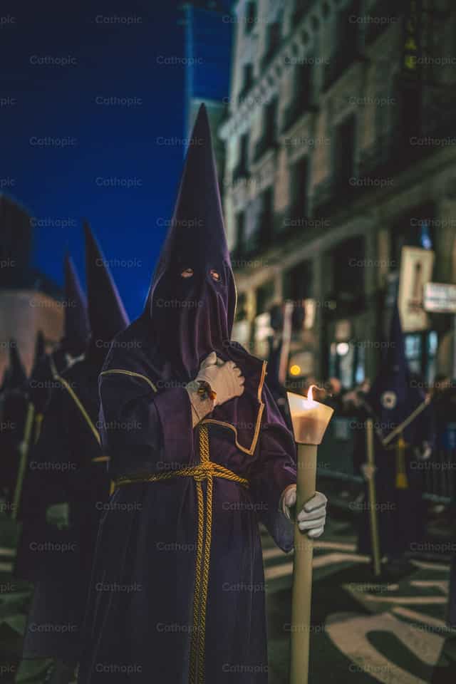 游行中戴帽（capirote）与手持蜡烛 - 天主教图库图片