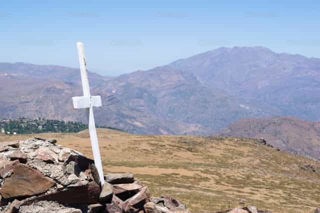 Cross between the mountains - Catholic stock images - Photo by yomismo