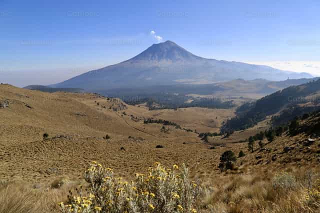 Vulcano Popocatepetl in Mexico - Catholic stock images - Photo by Pablo Meza