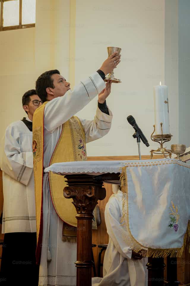 Eucharist - Catholic stock images - Photo by Javier Bastidas
