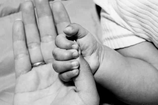 Em suas mãos - o amor de um filho - Imagens católicas de stock