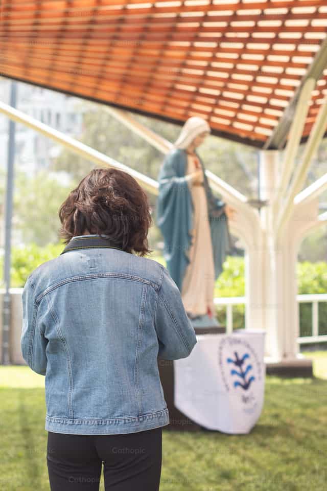 Frente a la Virgen María - Banco de imágenes católicas - Fotografía por Jorge Luis Acasiete Conza