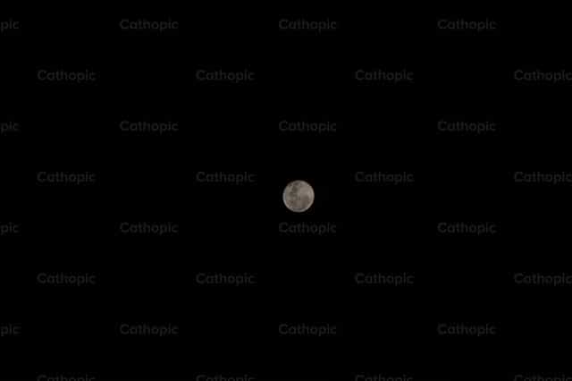Luna - Banco de imágenes católicas - Fotografía por Saul Ibarra