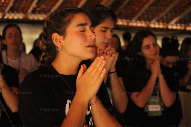 Oração das mãos unidas - Imagens católicas de stock