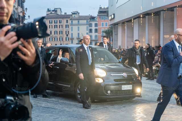 Papa Francisco en coche - Banco de imágenes católicas