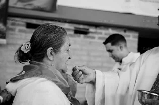 Sacerdote distribui a Sagrada Comunhão - Imagens católicas de stock