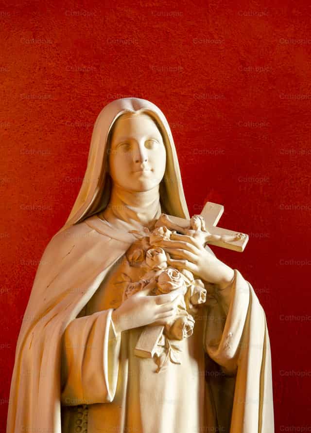 Estatua blanca de Santa Teresa con crucifijo - Banco de imágenes católicas - Fotografía por Joan Sutter