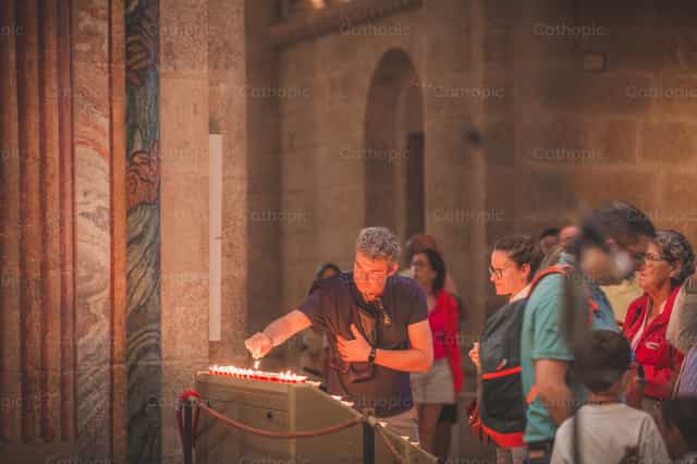 Peregrinos ponen velas - Banco de imágenes católicas - Fotografía por Yandry Fernández Perdomo