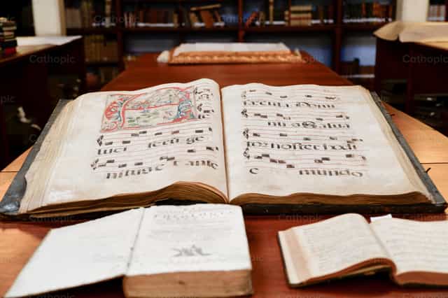 Manuscrito Medieval - Banco de imágenes católicas