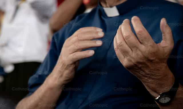 Un sacerdote en oración - Banco de imágenes católicas