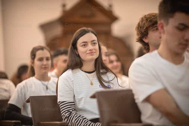 Joven catolica en misa Effeta - Banco de imágenes católicas