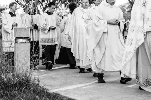 Caminando con Jesús - Banco de imágenes católicas - Fotografía por Nicole Bojda