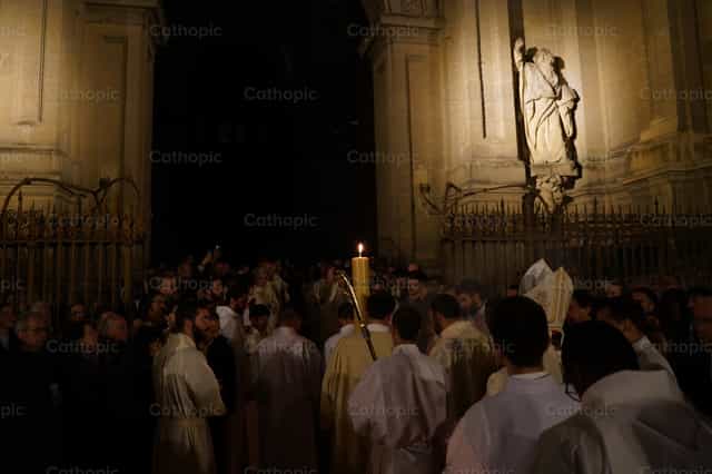 La procession du cierge entre dans la cathédrale - Images catholiques de stock