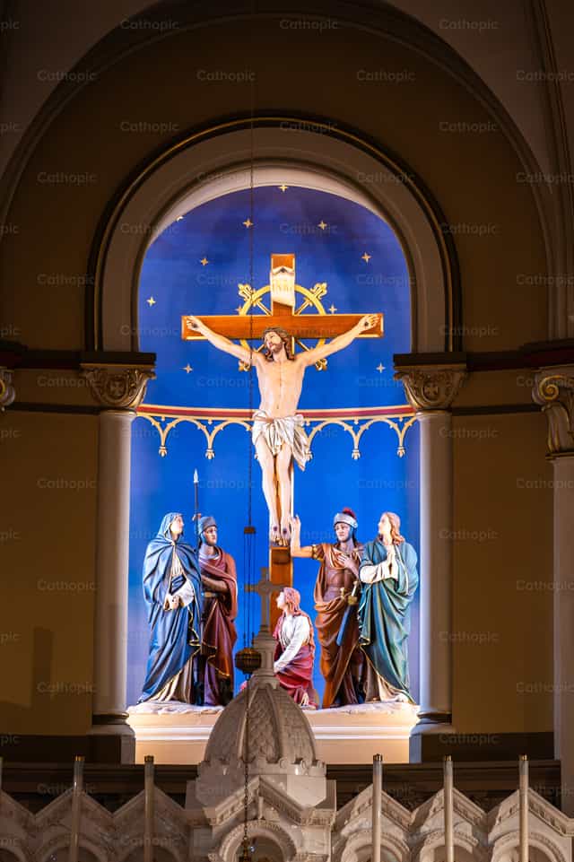 Jesús crucificado el Viernes Santo sobre el altar - Banco de imágenes católicas - Fotografía por Maria Carpenter