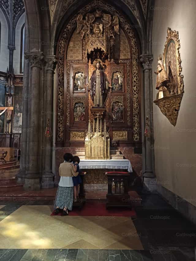 Moeder en zoon bidden - Katholieke stockfoto's