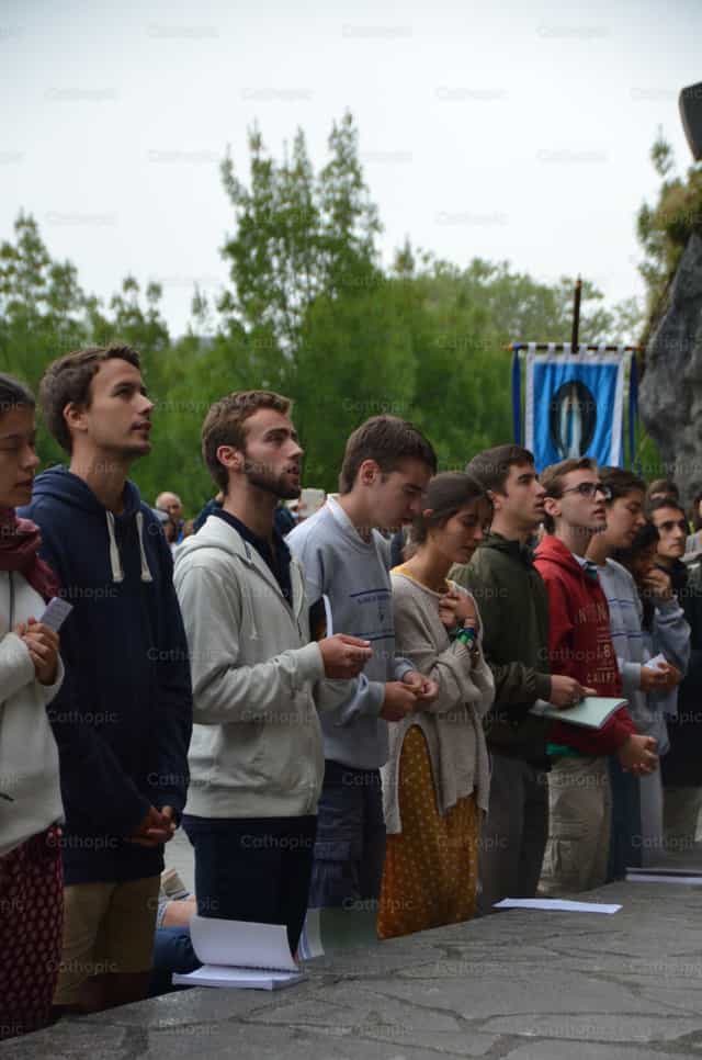 Jovenes de rodillas - Banco de imágenes católicas - Fotografía por Lupe Belmonte