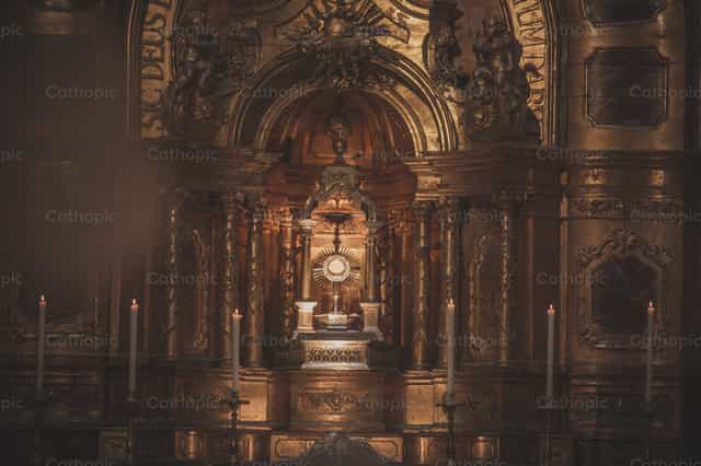 Santísimo Sacramento en la Catedral de Santiago - Banco de imágenes católicas