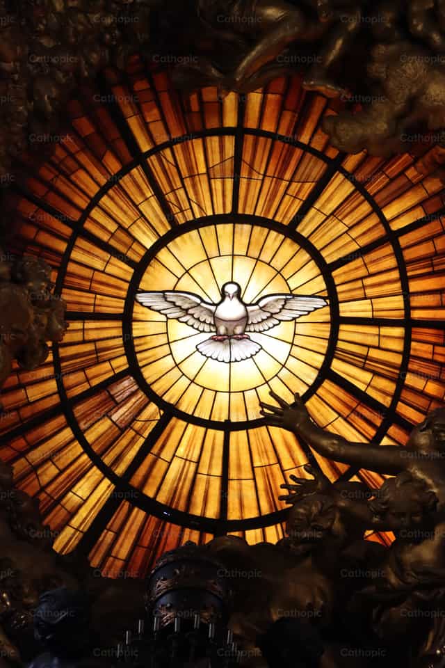 Vitral del Espiritu Santo - Banco de imágenes católicas - Fotografía por Frames Cristianos