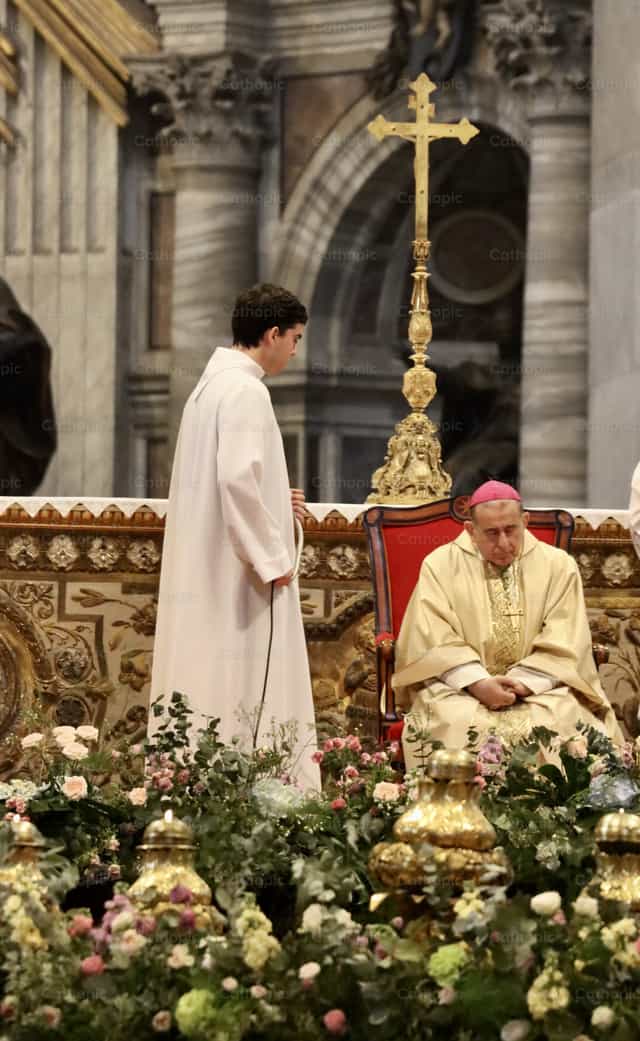 Cardenal y monaguillo - Banco de imágenes católicas - Fotografía por Saul Ibarra