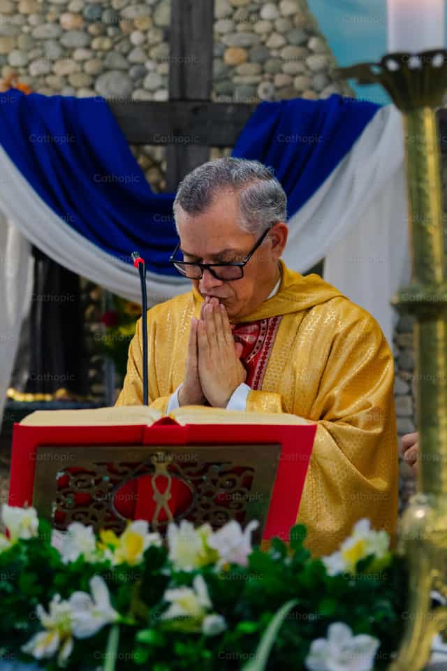 Prêtre en profonde prière - Images catholiques de stock