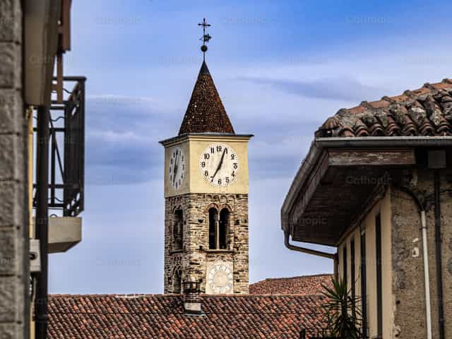 Campanario de la parroquia de Roletto (Italia) - Banco de imágenes católicas