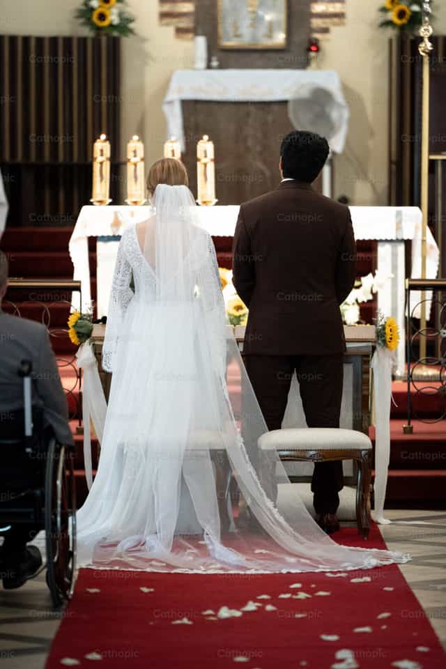 Novios durante una boda - Banco de imágenes católicas