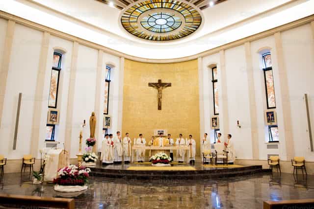 Nuovi sacerdoti concelebranti - Immagini stock cattoliche