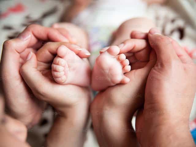 Pies - manos- familia - Banco de imágenes católicas - Fotografía por Clina CG