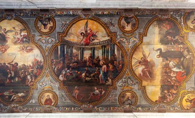 Afrescos no teto da catedral de Ostuni - Imagens católicas de stock